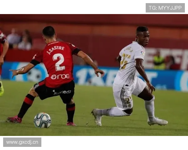 维尼修斯与萨拉赫能力对比：边锋终结效率谁更稳定